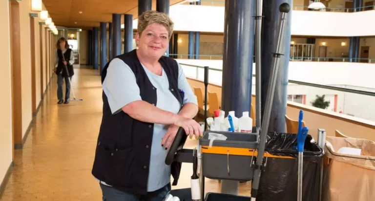 rengøringsassistent løn