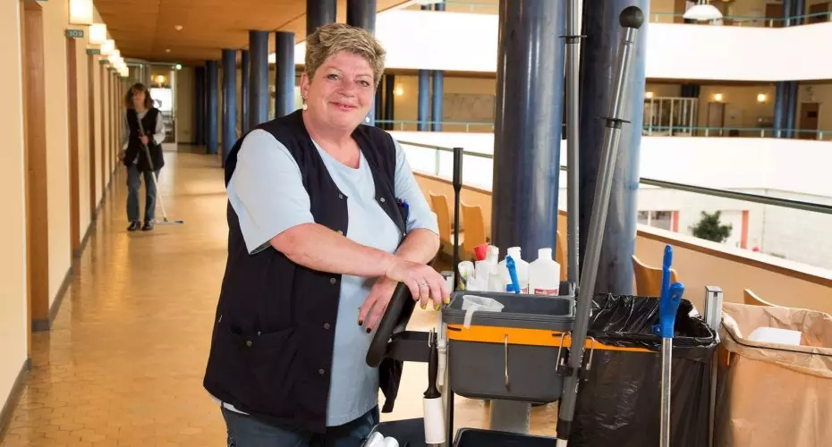 rengøringsassistent løn