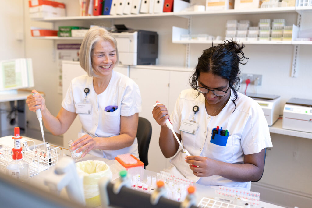 Bioanalytiker job i klinisk laboratorium – to bioanalytikere håndterer prøver