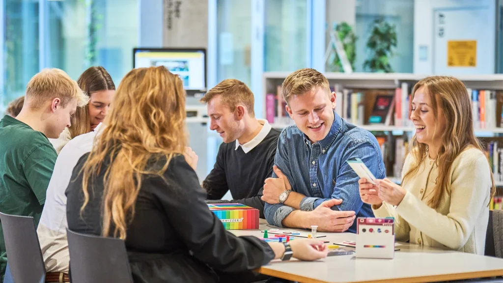 Socialrådgiverstuderende i gruppearbejde – illustration til socialrådgiver løn 2026