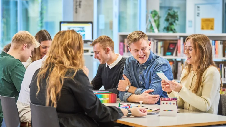 Socialrådgiverstuderende i gruppearbejde – illustration til socialrådgiver løn 2026