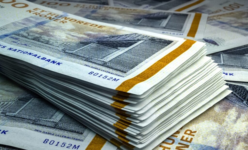 Fritvalgskonto: bundter af danske 100-kroneseddler som symbol på arbejdsgiverens ekstra indbetaling