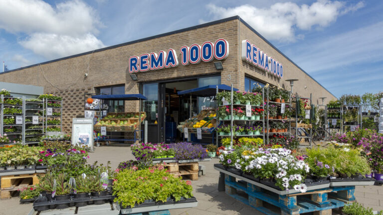 REMA 1000-butik med blomster, planter og frugt foran indgangen